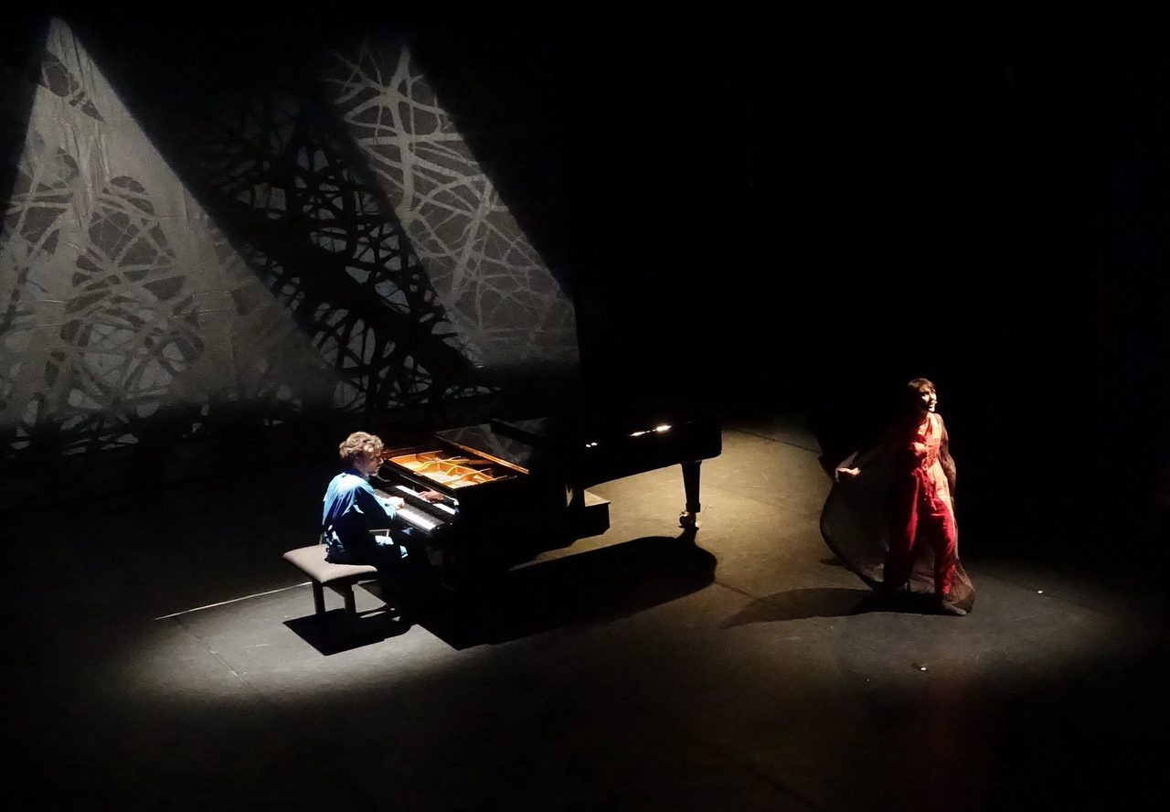 Pianist and actress in a pool of light, Théâtre de Thalie 2022