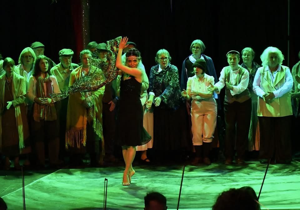 Fiametta in front of the chorus on stage