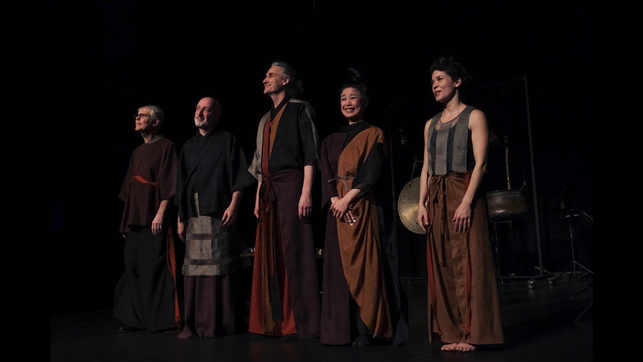 The company of De nul lieu et du Japon on stage, in kimono-like costumes